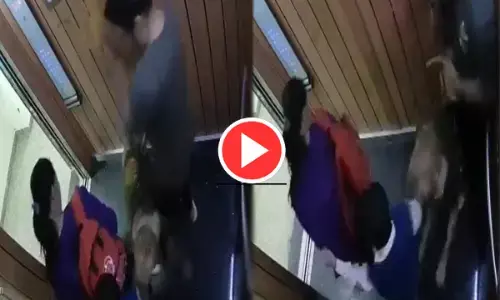 VIRAL VIDEO: स्कूल से आ रहे 6 साल के मासूम को कुत्ते ने लिफ्ट मे काटा, CCTV में कैद हुई दिल दहला देने वाला घटना...