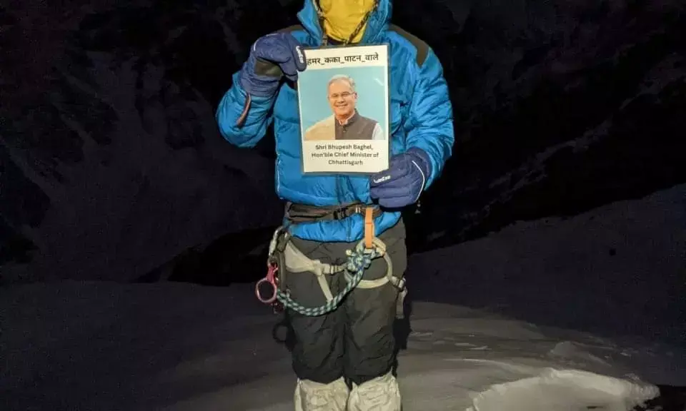 17353 फीट ऊंचाई पर पाटन वाले कका: छत्तीसगढ़ के चमन लाल कोसे ने हिमालय की माउंट फ्रेंडशिप पीक पर फहराया छत्तीसगढ़िया ओलिंपिक का झंडा