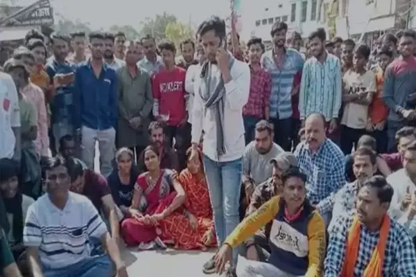 कवर्धा में फिर कांड: जहां पर झंडा विवाद, वहीं सब्जी कारोबारी परिवार की पिटाई के बाद बवाल, लोगों की भीड़ जुटी, पुलिस तैनात
