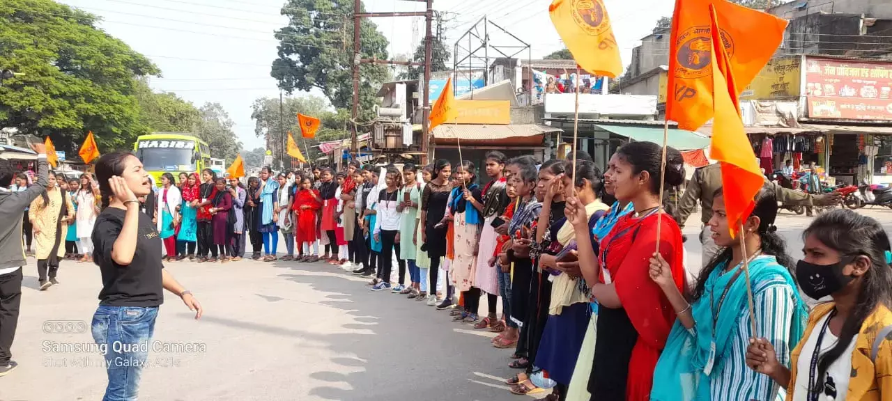 कांग्रेस के खिलाफ प्रदर्शन: भाजपा का आरोप- एक तरफ महिला को टिकट, दूसरी ओर महिलाओं की आबरू लूटने वाले को बनाया सह प्रभारी