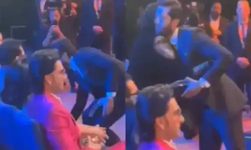 स्टेज पर पाकिस्तानी एक्टर ने गोविंदा के छुए पैर, बोले- आपसे सीखी है एक्टिंग, VIDEO वायरल...