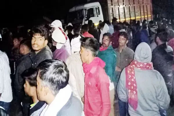 पूजा में जुटे लोगों को ट्रक ने रौंदा, 12 की मौत, सड़क किनारे पूजा कर रहे थे लोग, मुआवजे का एलान...