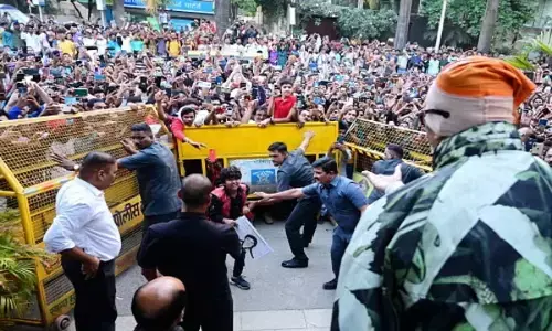 PHOTOS: अमिताभ की सिक्योरिटी तोड़कर घर में घुसा बच्चा, बिग बी के छुए पैर...मांगा ऑटोग्राफ...देखें