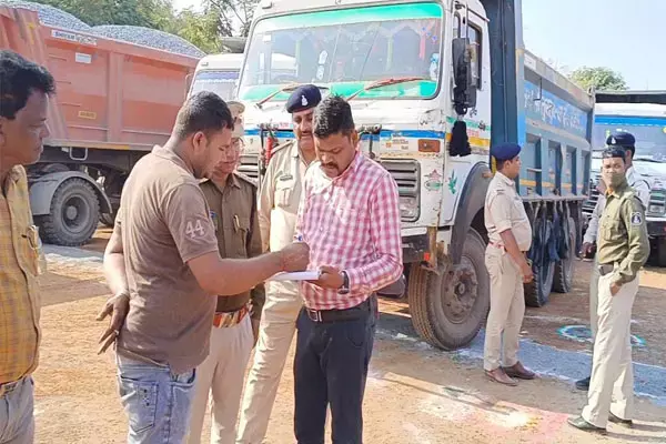 कार्रवाई: खनिज एवं पुलिस विभाग की संयुक्त कार्यवाही में अवैध खनिज के 36 वाहन जप्त