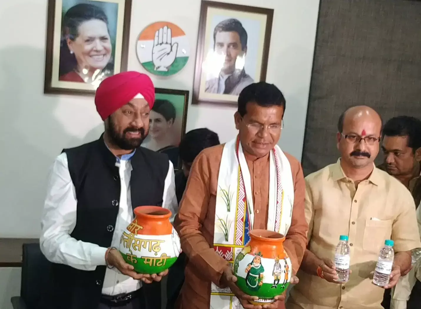 CG की माटी और 7 नदियों का पानी: राहुल गांधी छत्तीसगढ़ नहीं आए इसलिए यहां की मिट्‌टी और जल लेकर जाएंगे कांग्रेसी
