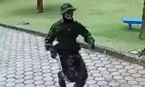 स्कूलों में गोलीबारी: सिरफिरे ने दो स्कूलों में घुसकर की ताबड़तोड़ फायरिंग, दो टीचर सहित 3 की मौत, 10 से अधिक घायल..