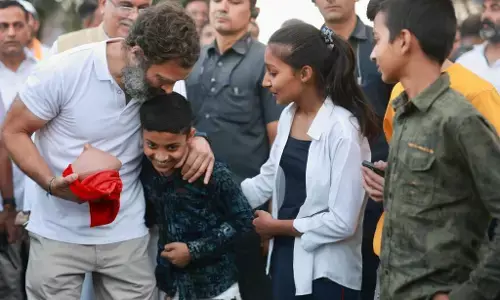 भारत जोड़ने मासूम सी मदद: राहुल गांधी को बच्चों ने अपनी ओर से सहयोग के रूप में गुल्लक के पैसे दिए, सीएम भूपेश भी थे साथ