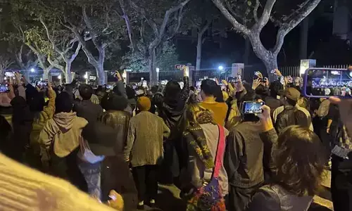 कोरोना का कोहराम: लॉकडाउन से भड़के लोग, सख्त पाबंदियों का सड़क पर उतरकर कर रहे विरोध...