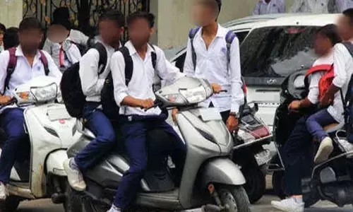 CG News-स्कूलों में वाहन लाने पर रोक: सभी शासकीय, अशासकीय स्कूलों को जारी हुआ निर्देश, बच्चों को स्कूल में वाहन लाने पर मनाही