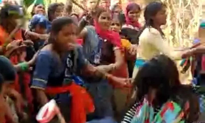 CG News-वीडियो: महिलाओं की गुंडई, जमकर मारपीट... लाठी, कुल्हाड़ी लेकर किया हमला, देखें