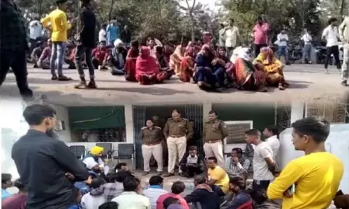 CG News-पुलिस की प्रताड़ना से परेशान युवक ने ट्रेन के सामने कूदकर दी जान, आक्रोशित परिजन और ग्रामीणों ने घेरा थाना