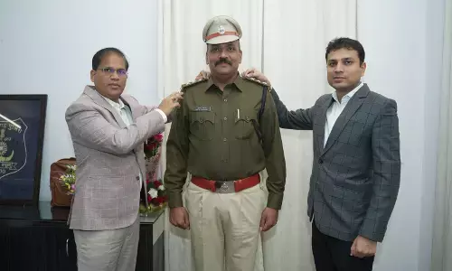 डीएसपी प्रमोट हुए 17 अधिकारियों में से 6 रायपुर से, खुफिया विभाग के आईजी और एसएसपी ने स्टार लगाकर दी बधाई