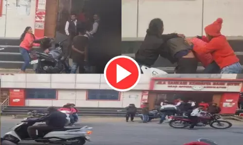 बीच सड़क में लड़कियों के बीच मारपीट, रूम पाटर्नर युवतियों ने की मारपीट, वीडियो वायरल