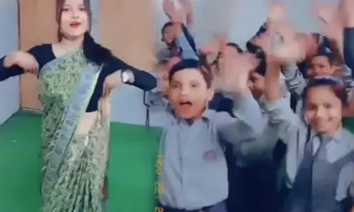 वीडियो-शिक्षिका ने पतली कमरिया मोरी..गाने पर लगाए ठुमके, यूजर्स बोले-बचपन में ऐसी टीचर हमें क्यों नहीं मिली...