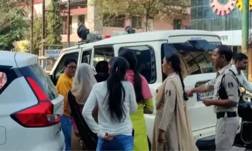 Chhattisgarh News: प्रेमी की चल रही थी सगाई,  हाथ मे  पेट्रोल लेकर पहुँची प्रेमिका, खुद को गर्भवती बता मचाया हंगामा