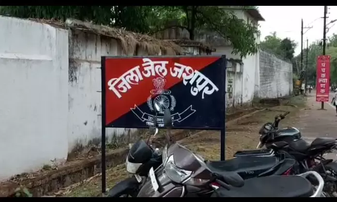 CG में जेल ब्रेक ब्रेकिंग: जिला जेल से हत्या और रेप के दो आरोपी जेल की दीवार फांद भागे, सायरन बजने के बाद पुलिस हरकत में