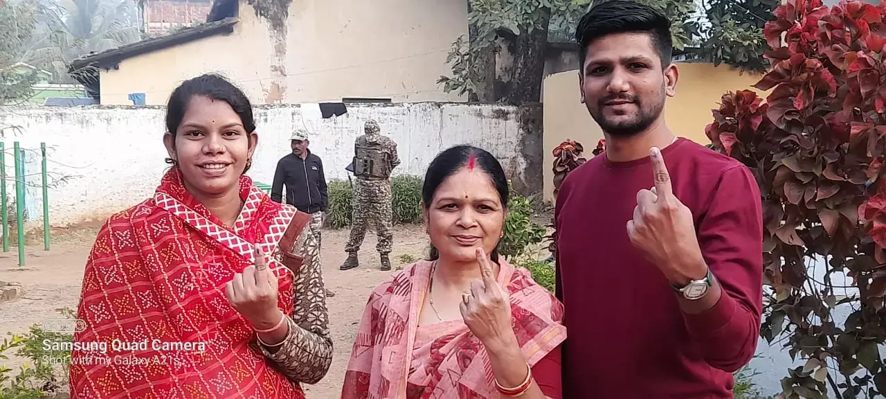 वोटिंग प्रारंभ: भानुप्रतापपुर में मतदान शुरू, 256 मतदान केंद्रों पर लगी कतार, सावित्री और कोर्राम ने डाला वोट
