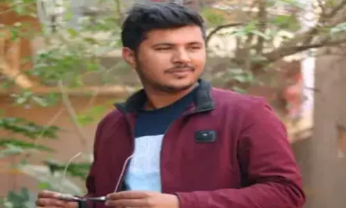 शादी से लौट रहे टीचर की एक्सीडेंट में मौत, टक्कर के बाद पेड़ से जा टकराई कार, पति-पत्नी समेत चार घायल...