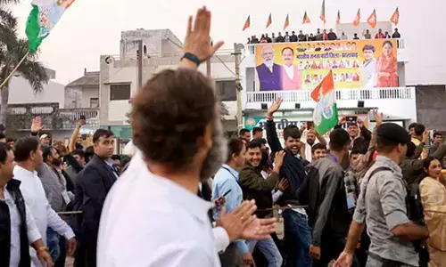 वीडियो-राहुल गांधी ने बीजेपी कार्यकर्ताओं को दी फ्लाइंग किस, छत से देख रहे थे यात्रा, वीडियो जमकर वायरल