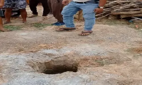 बोरवेल में गिरा बच्चा: खेलते खेलते 50 फिट गहरे बोरवेल में गिरा बच्चा, पुलिस और रेस्क्यू टीम मौके के लिए रवाना
