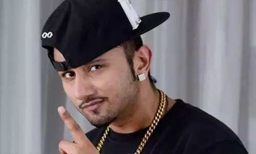 Honey Singh Girlfriend: तलाक के बाद इस खूबसूरत हसीना के प्यार में पड़े हनी सिंह, हाथों में हाथ थामे आए नजर, जानिए कौन है रैपर की लेडीलव...