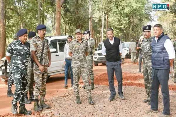 CG बड़ी खबर: सीएस, डीजीपी, नक्सल चीफ, पीडब्ल्यूडी सिक्रेट्री उतरे ग्राउंड पर, नक्सलगढ़ में सड़कों का लिया जायजा, देखिए फोटो...