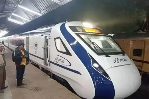 रेलवे ने वापस लिया वंदे भारत ट्रेन नहीं चलाने का फैसला, यात्री कम मिलने के बहाने चलाई जा रही थी तेजस ट्रेन, विरोध के बाद अब कम कोच के साथ शुरू हुई ट्रेन