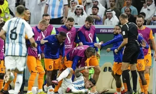 FIFA World Cup 2022: मैच के दौरान जमकर हुई हाथापाई, आपस में भिड़ गए दोनों टीमों के खिलाड़ी...VIDEO वायरल