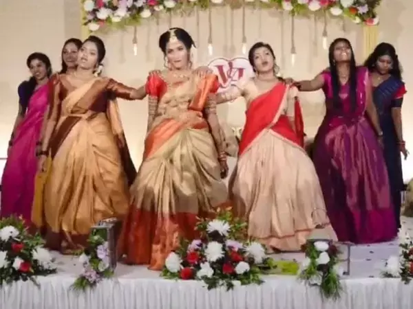 Dulhan Ka Dance Video: दुल्हन ने सहेलियों संग स्टेज पर किया जबरदस्त डांस, VIDEO देख तारीफ किए बिना नहीं रह पाएंगे आप...