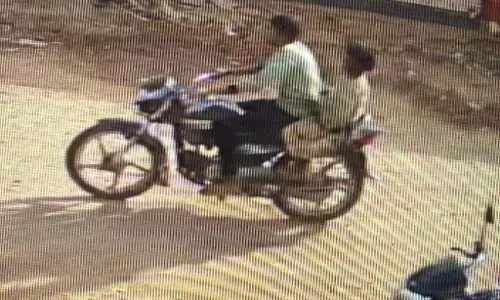 Chhattisgarh News: छत्तीसगढ़ में भीख मांग रही बच्ची का अपहरण के बाद बाइक सवार ने किया दुष्कर्म, सीसीटीवी में रिकार्ड हुआ किडनेपर