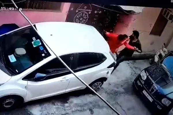 वीडियो- महिला सब-इंस्पेक्टर की वकील पति ने की पिटाई, सोशल मीडिया पर किया पोस्ट....