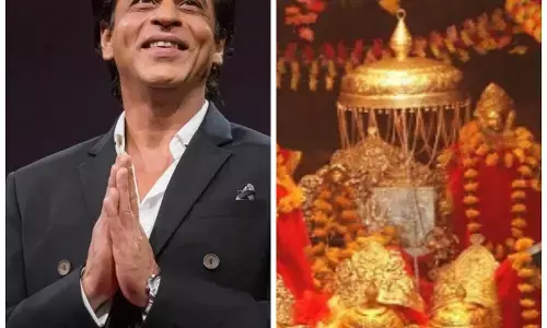 Bollywood News: फिल्म पठान के रिलीज से पहले मां वैष्णो देवी के दर पहुंचे शाहरुख खान, आधी रात के वक्त माता के दरबार में टेका मत्था...VIDEO वायरल
