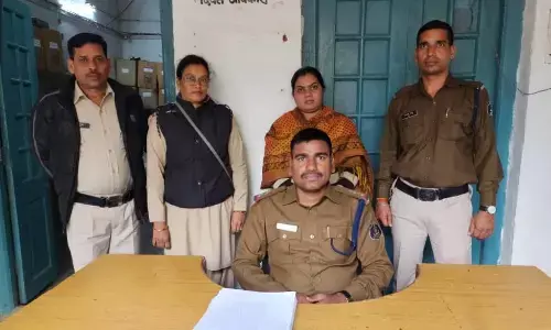 CG News: महिला कैशियर का कारनामा: किसानों के खाते से फर्जी दस्तखत कर निकाल लिए 80 लाख रुपए, गिरफ्तार