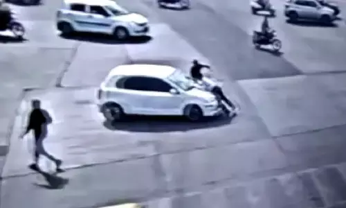 OMG!...ट्रैफिक पुलिसकर्मी को कार की बोनट पर 4 किलोमीटर तक घुमाया, आरोपी ड्राइवर गिरफ्तार...देखिए वीडियो