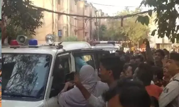 Video-हत्या और दुष्कर्म के आरोपी पर हमला, आक्रोशित लोगों ने पुलिस गाड़ी को घेरा, पुलिस के साथ धक्का मुक्की