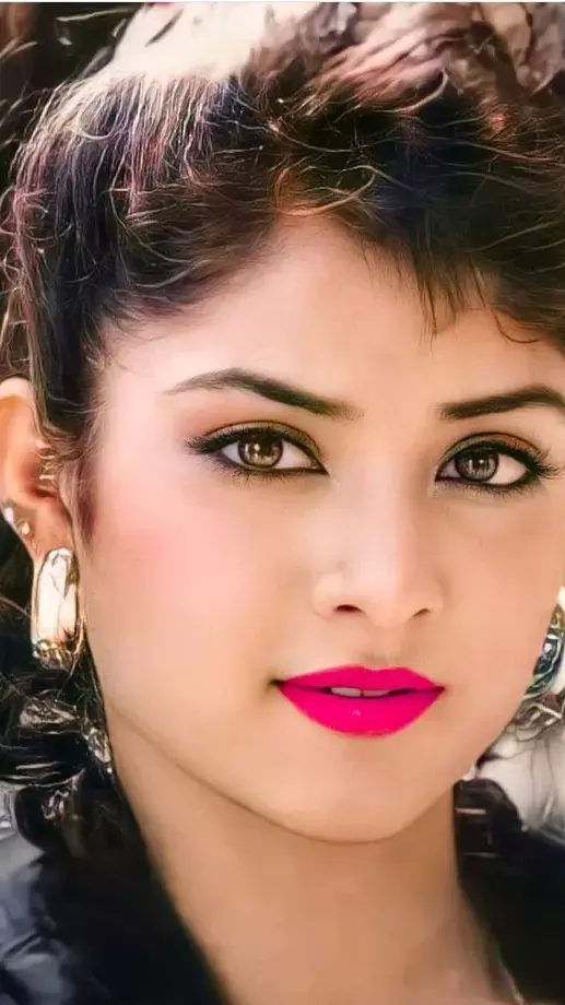 दिव्या भारती भले इस दुनिया में नहीं हैं लेकिन फैंस के दिलों में आज भी जिन्दा हैं :