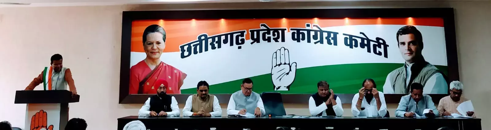 कांग्रेस कार्यकर्ताओं की सुनवाई नहीं: हाथ से हाथ जोड़ो यात्रा की तैयारियों पर बात करने बैठे नेताओं के सामने उठा मुद्दा, यह मिला जवाब