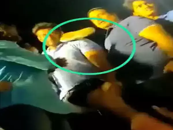 VIDEO: प्रोग्राम के दौरान इस एक्टर के मुंह पर मारी गई चप्पल, आपत्तिजनक कमेंट से भड़के लोग, मच हड़कंप...