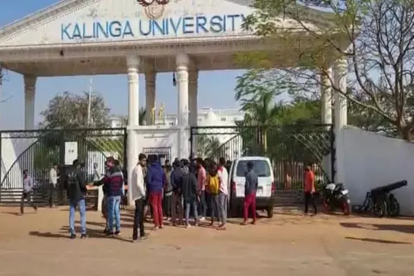 कलिंगा यूनिवर्सिटी में छात्रों के बीच जमकर मारपीट, 18 छात्र घायल...विश्वविद्यालय को बंद करवाकर हॉस्टल के छात्रों को घर जाने के आदेश...