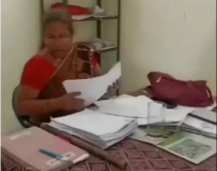 Video रिश्वत लेती महिला क्लर्क सस्पेंड: छत्तीसगढ़ में रिश्वत के वायरल वीडियो पर कार्रवाई, कलेक्टर ने NPG को बताया...