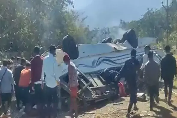 स्कूल बस पलटी, 15 छात्रों की मौत, कई घायल... छात्रों को टूर पर ले जा रही थी बस, तभी हुआ हादसा