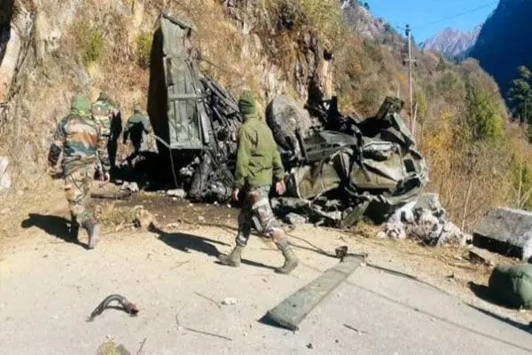 बिग ब्रेकिंग: 16 जवान शहीद, गहरी खाई में गिरा सेना का ट्रक, 16 शहीद चार घायल... बिग ब्रेकिंग: 16 जवान शहीद, गहरी खाई में गिरा सेना का ट्रक, 16 शहीद चार घायल...