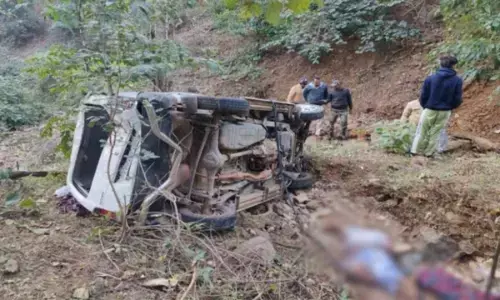 CG NEWS: इलाहाबाद से अस्थि विसर्जन कर लौट रहे छतीसगढ़ के 4 की सड़क दुर्घटना में मौत, तड़के खाई में गिरी गाड़ी