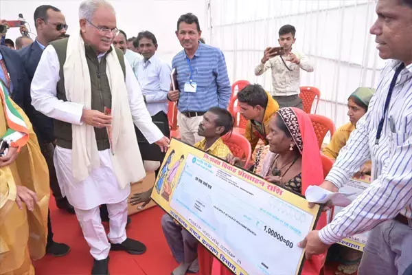 CG रायपुर : व्यवसाय स्थापित करने मील का पत्थर साबित हुई निशक्त विवाह प्रोत्साहन योजना,दिव्यांग डोमार और बोधनी को मुख्यमंत्री ने सौंपा एक लाख रुपए का चेक