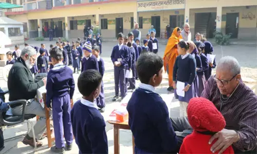 सर्वेश्वरी समूह के पड़ाव आश्रम में नर्सरी स्कूल के बच्चों का स्वास्थ्य परीक्षण