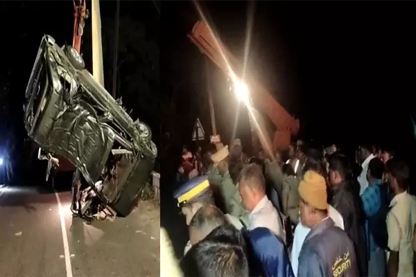 8 श्रद्धालुओं की मौत: पहाड़ी से 40 फुट गहरी खाई में गिरी कार, 9 साल के  बच्चे सहित 2 की जान बचाई गई.. | Death of 8 devotees: The car fell into