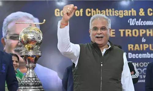 PHOTO-छत्तीसगढ़ में चक दे इंडिया: CM भूपेश ने उठाई हाकी विश्वकप की ट्राफी, भारत को विश्व विजेता बनने के लिए दी शुभकामनाएँ