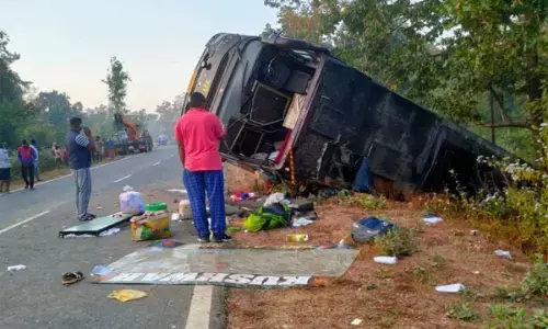 CG News-तीन यात्रियों की मौत: रायपुर आ रही बस हादसे का शिकार, तीन यात्री की मौत, कई घायल....