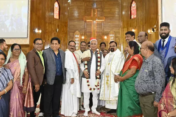 PHOTO-यीशु के संदेशों में भाईचारा, CM भूपेश बघेल सेंट जोसफ कैथेड्रल और सेन्ट पॉल कैथेड्रल पहुंचकर प्रार्थना में हुए शामिल...