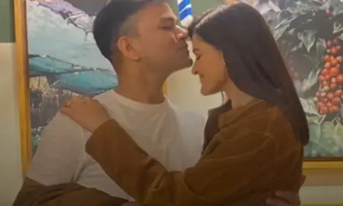 आईएएस ने आईपीएस पत्नी को किया किस,सोशल मीडिया में वायरल हो रही इस परफेक्ट कपल की पिक्स